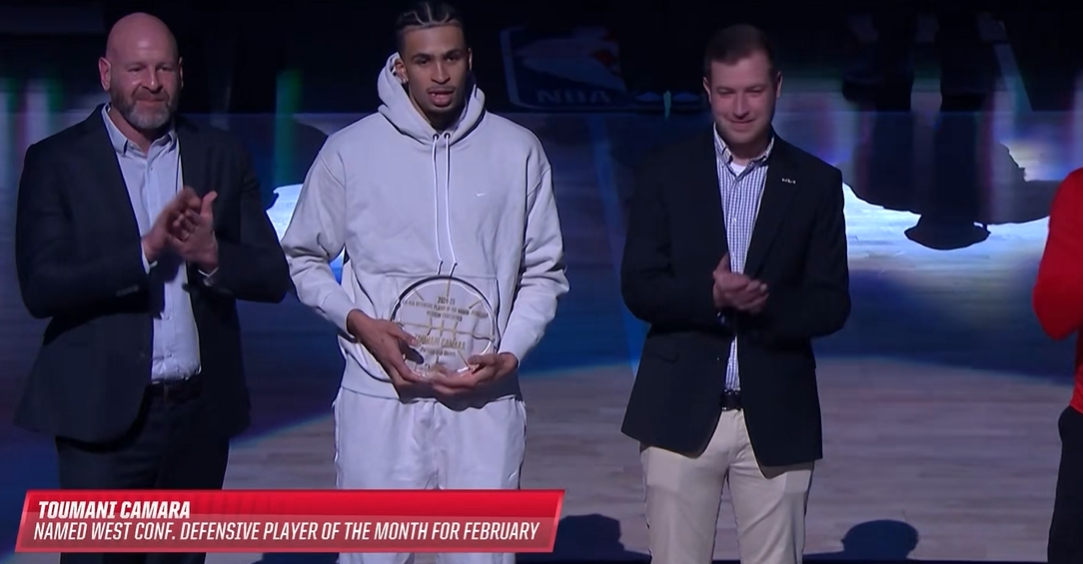 實至名歸！NBA官方為卡馬拉現場頒發2月西部最佳防守球員獎項