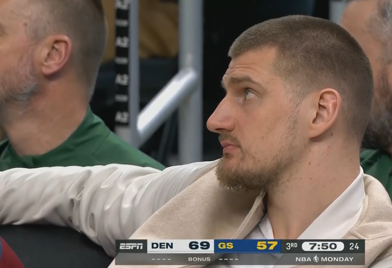 舒服~殘陣掘金領先勇士兩位數 場下的約基奇一臉淡定~