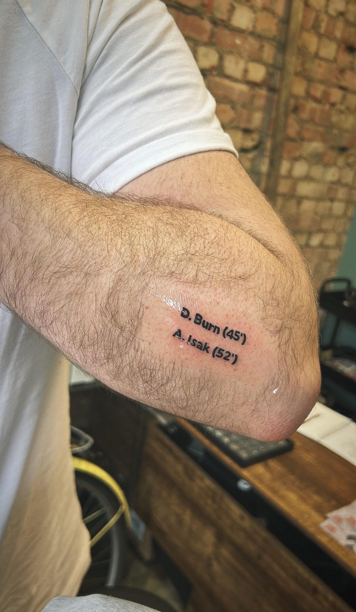 70年1次！聯(lián)賽杯奪冠后 紐卡球迷把丹伯恩和伊薩克姓名紋到手臂上