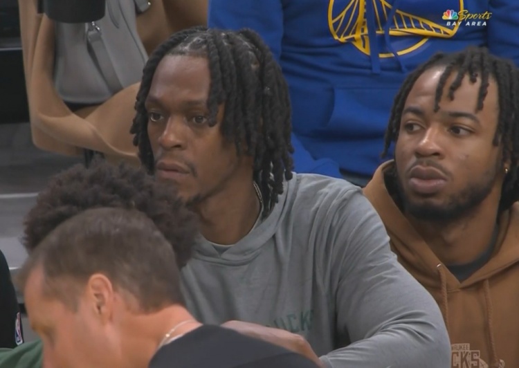 好久不見！隆多梳著臟臟辮 在雄鹿替補席觀戰比賽