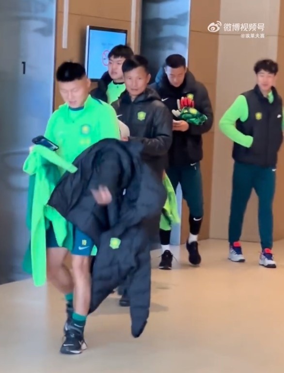 博主:張源出現在國安駐地仍步履蹣跚,韓佳奇、吳少聰參加訓練