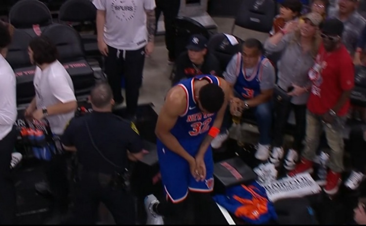 打了15分鐘砍19分!次節(jié)唐斯疑似手指受傷 返回更衣室