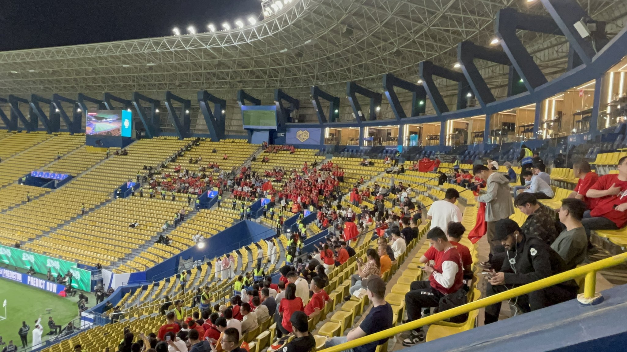 球票已售罄!中國球迷已經入場,坐在球場上層沙特球迷區上方