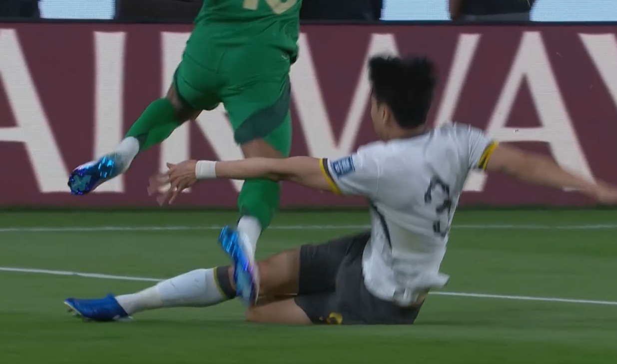 有點莽!高準翼邊路鏟倒對手,裁判吹罰犯規但未出牌