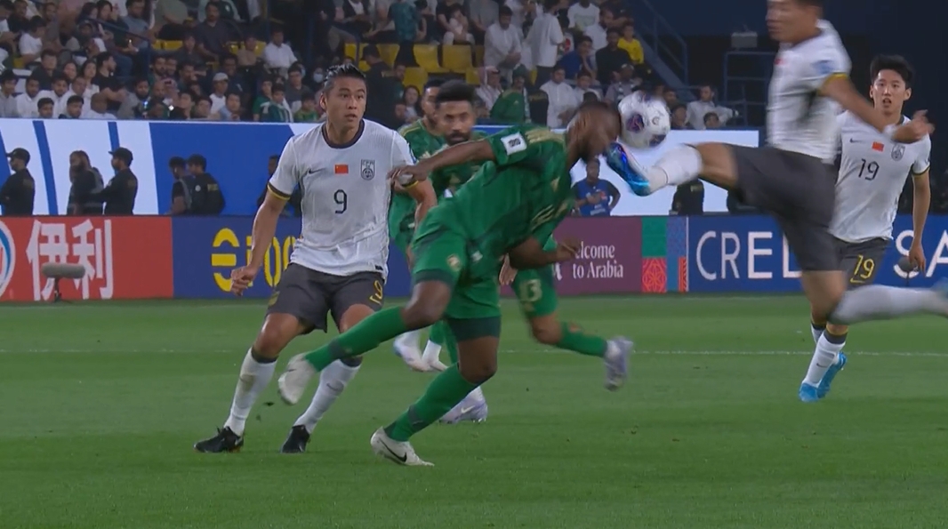 雪上加霜！林良銘“爆頭”對手被直紅罰下，國足少打一人！