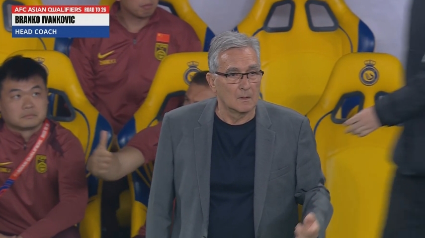 速效救心丸!國(guó)足開場(chǎng)還行→反擊滑倒、橫梁、丟球、傷退、直紅..