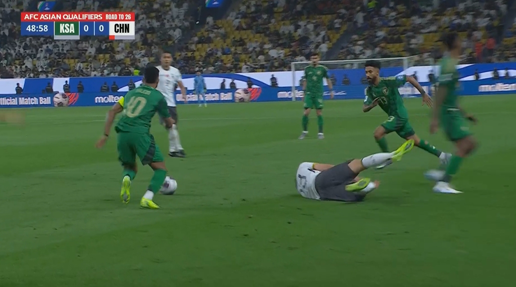 正常對抗or犯規(guī)？拜合拉木后場護球被斷，沙特就地進攻取得進球