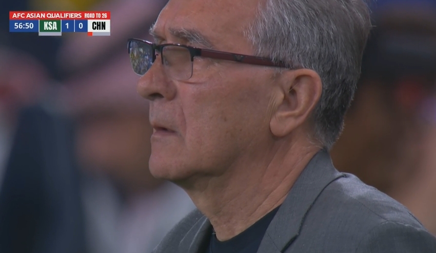 路在何方？0-1落后+少打一人，場邊伊萬科維奇眉頭緊鎖