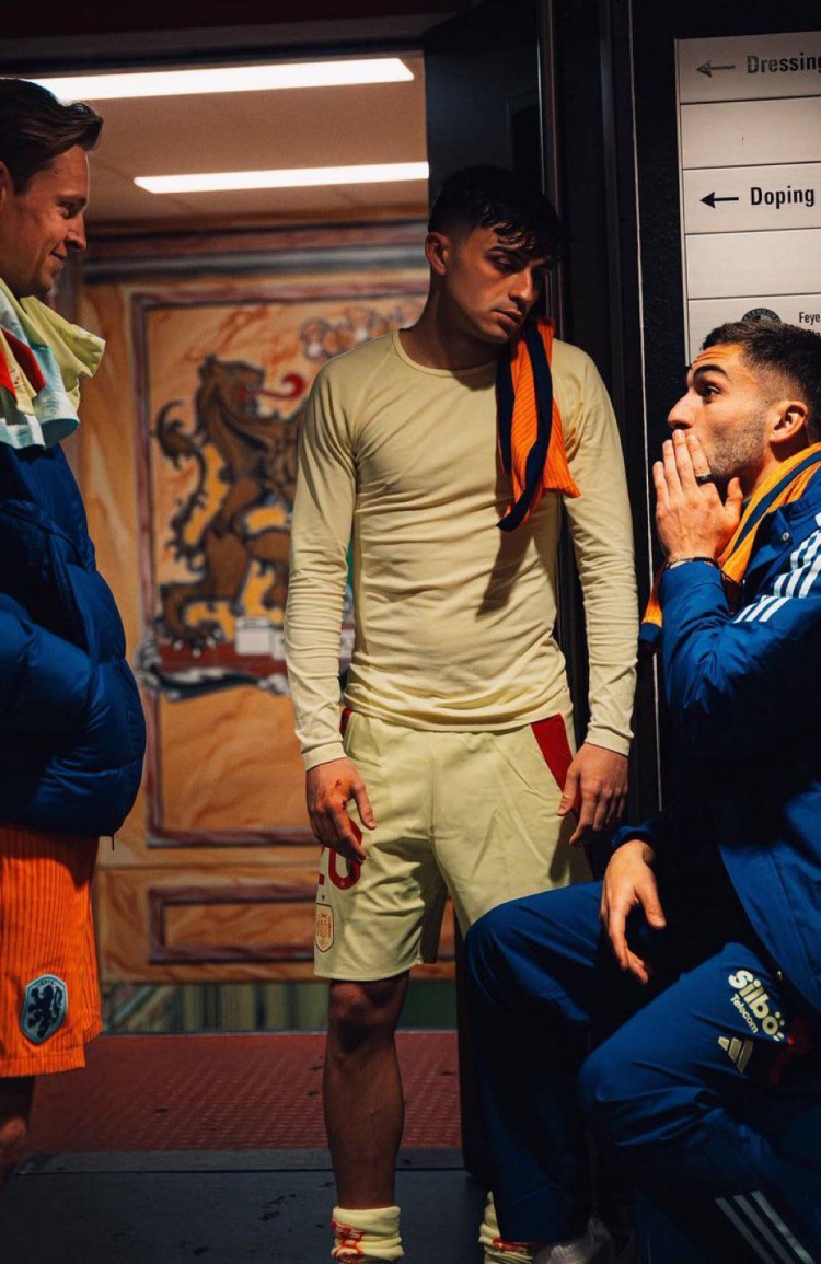 德容、費(fèi)蘭、佩德里賽后相聚聊天,佩德里一臉疲憊