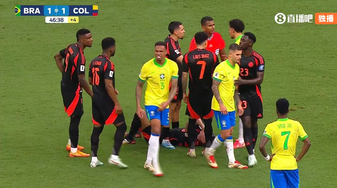 南美味道!加布里埃爾一臂干翻J羅染黃,后者痛苦捂面