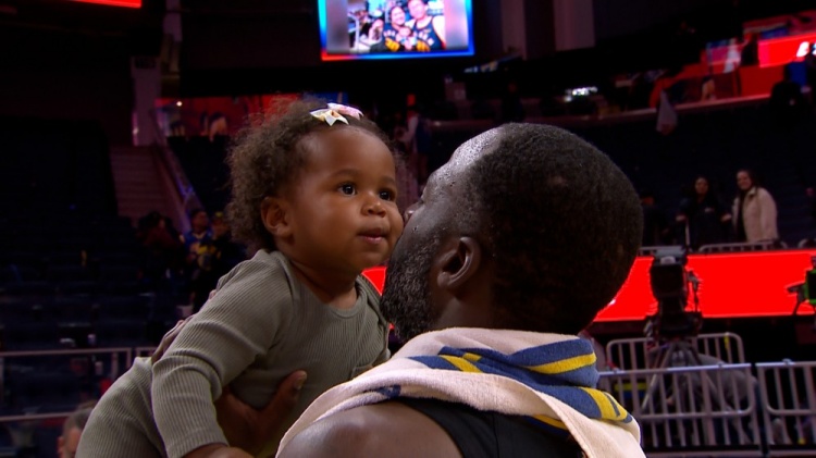 可可愛愛！追夢賽后抱起來現場看球的女兒 慶祝今日勝利