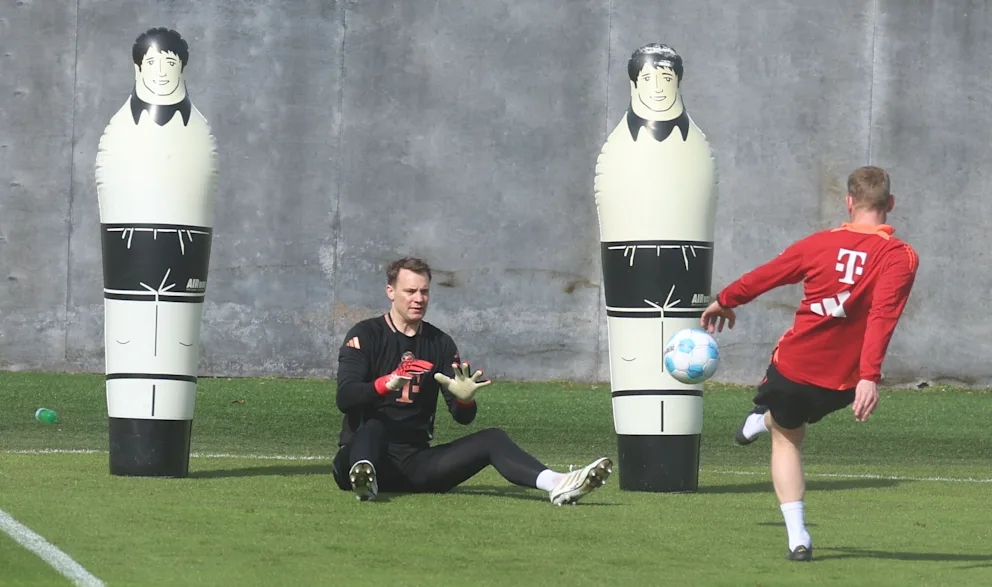 圖片報(bào):諾伊爾昨日訓(xùn)練半小時(shí)出現(xiàn)肌肉不適,提前結(jié)束訓(xùn)練