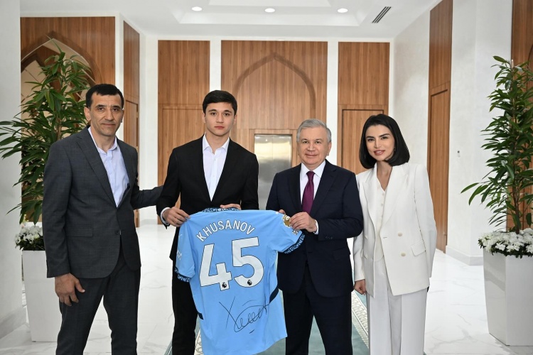 為國爭光！胡桑諾夫受烏茲別克斯坦總統接見，向對方贈送曼城球衣