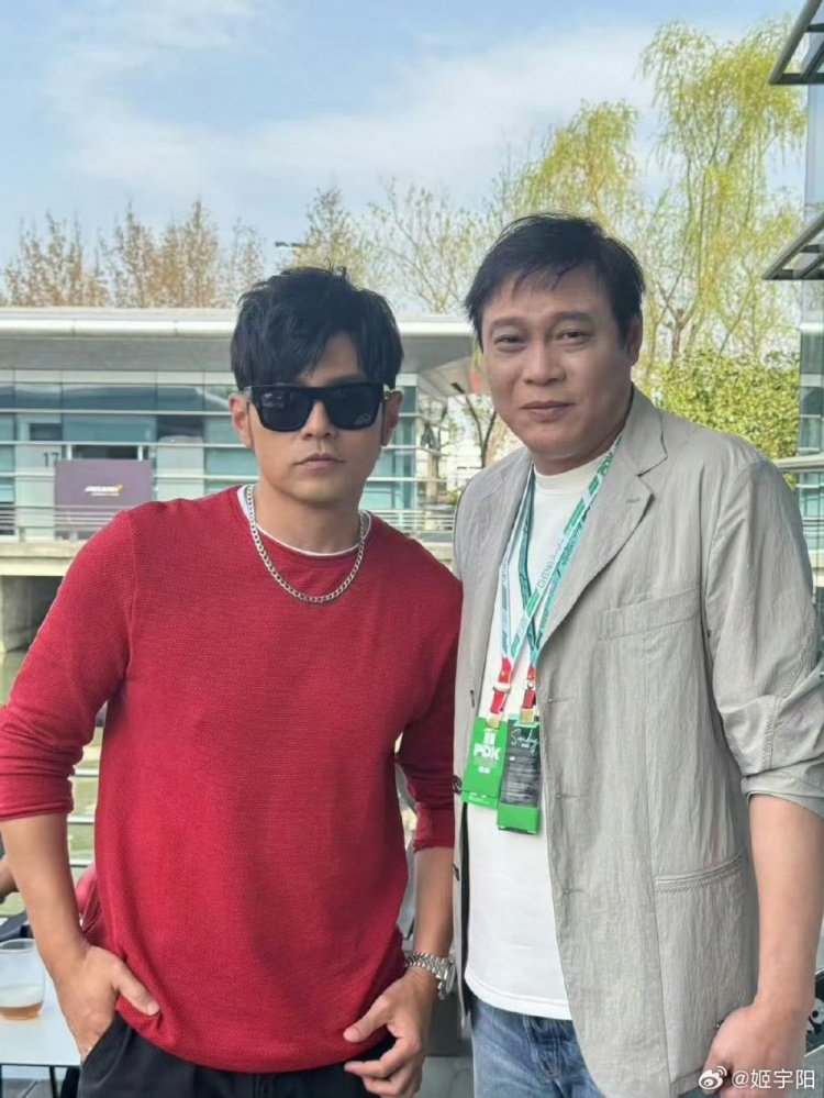 上海觀戰F1！記者曬范志毅與周杰倫合影照