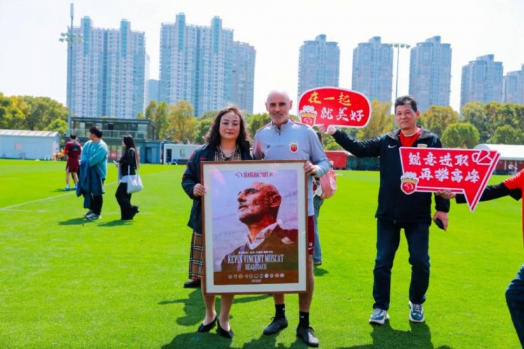 東體:海港主教練穆斯卡特收到一份用球迷圖片拼接成的畫像