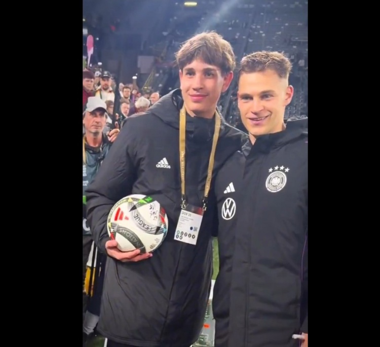 德國球童助力快發角球破門,基米希賽后送上簽名足球并合影鼓勵