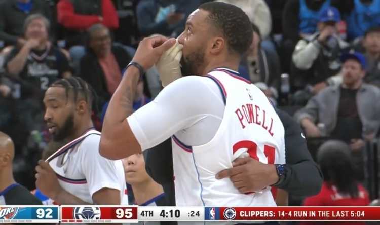 真正的“血帽”!鮑威爾上籃遭亞歷山大封蓋 被打到鼻子血流不止