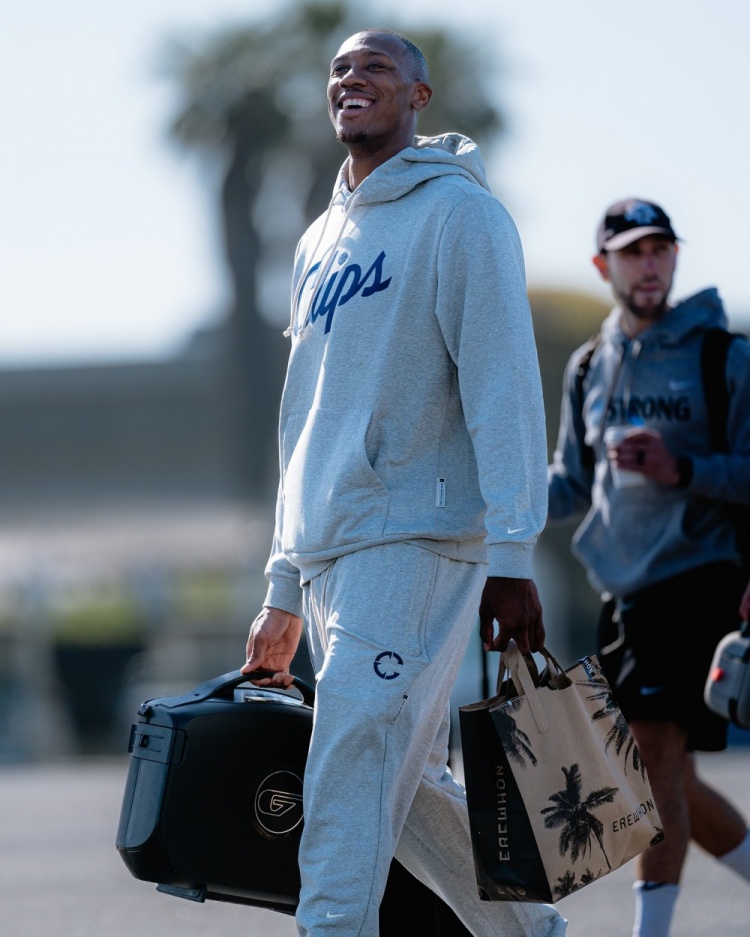 哈登隨隊出征!快船官方曬出球隊登機(jī)照:出征東部??!