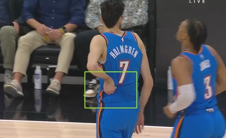 稍有不適!切特扣籃+蓋帽后捂著腰部左側 但繼續堅持出戰