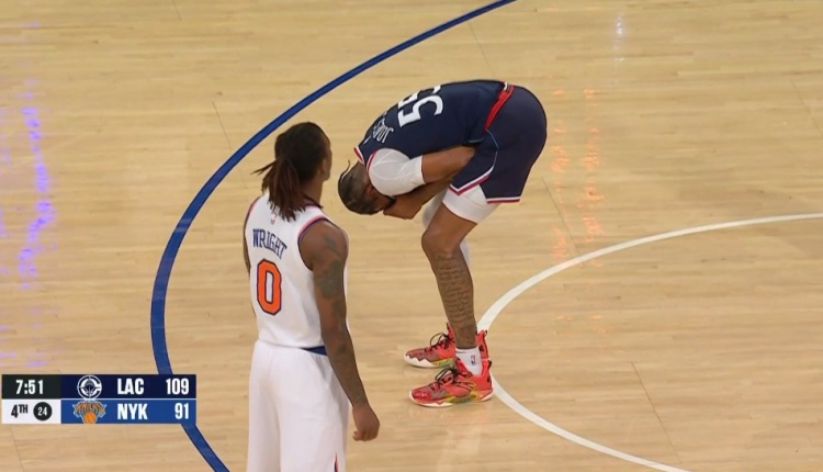 拼了!小瓊斯被打失去平衡仍拋投2+1 倒地不起緩了半天