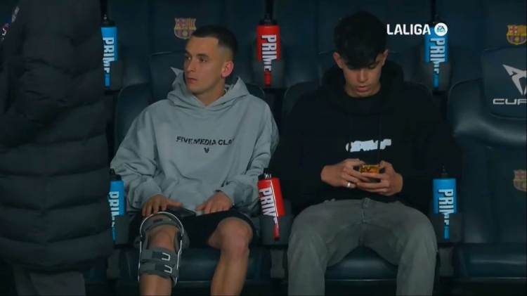 早日康復!卡薩多換發型+佩戴護具觀看巴薩vs奧薩蘇納