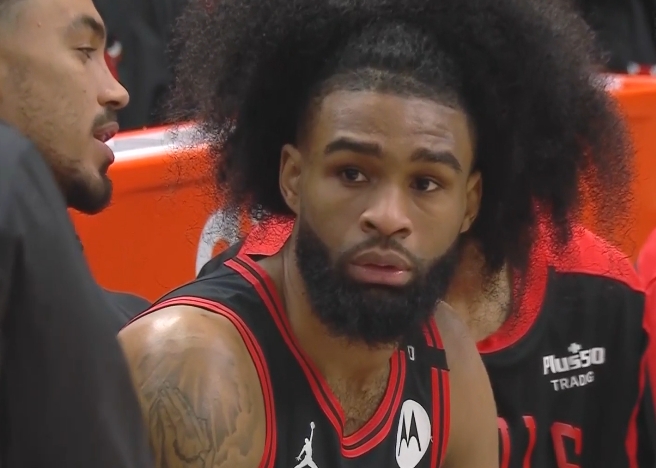 里夫斯追帽懷特三分出手被吹犯規 雷迪克挑戰成功&懷特懵了