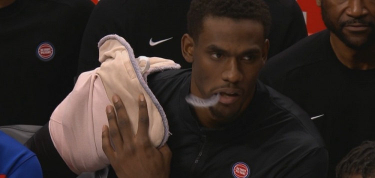 望無大礙!杜倫肩膀疑似出現不適 坐在板凳席上裹著厚厚的繃帶