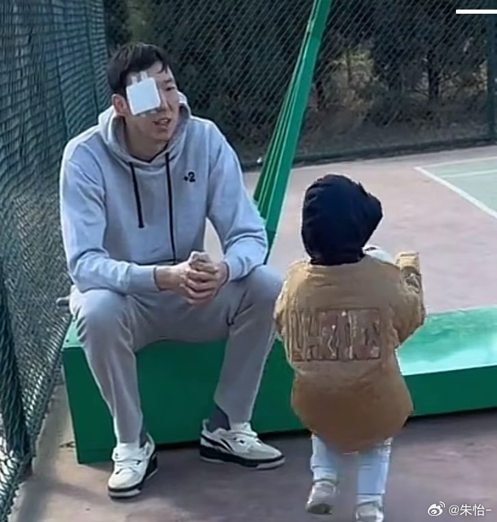 顧家好男人!記者曬出周琦手術(shù)后回歸家庭帶娃照片