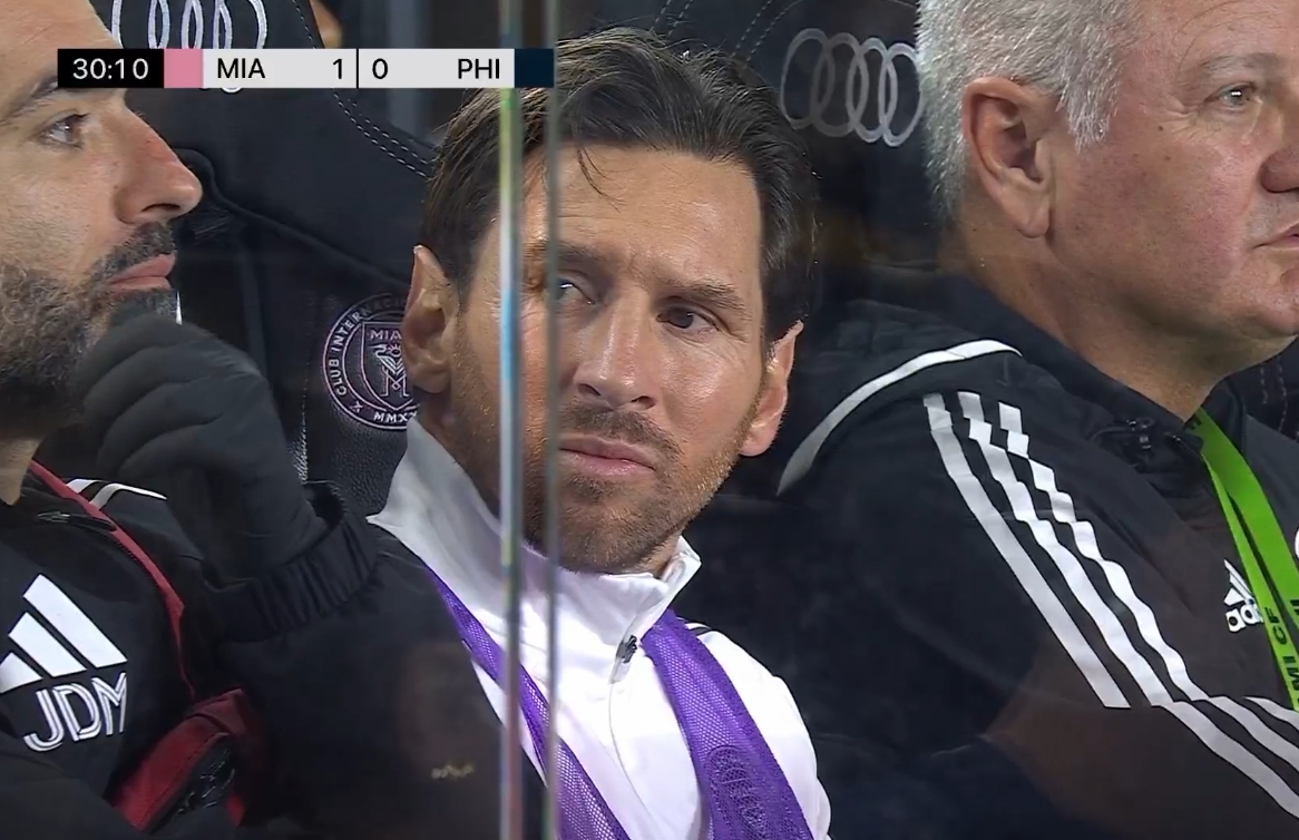 何解梅癮?鏡頭頻頻給到場邊的梅西,缺席阿根廷比賽后繼續替補