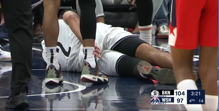 希望沒事啊!卡梅隆-約翰遜對抗防守平拍在地板上 已返回更衣室