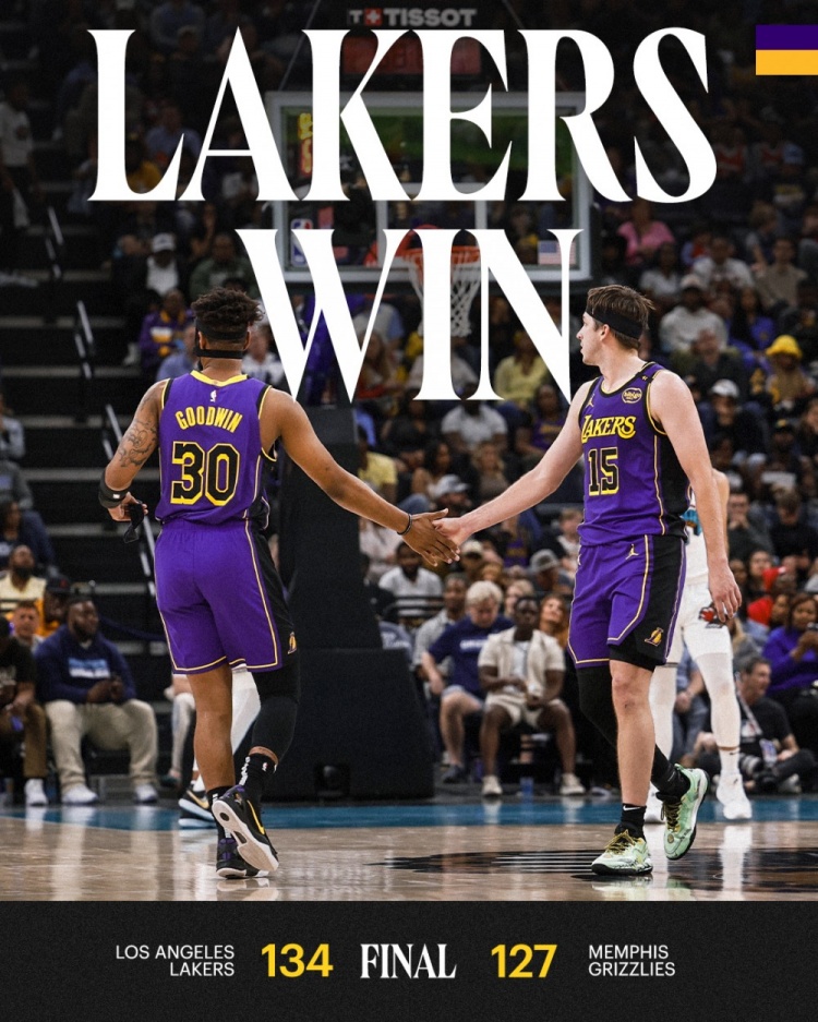 拿下卡位戰！湖人贏球海報：砍31分的小里與古德溫擊掌