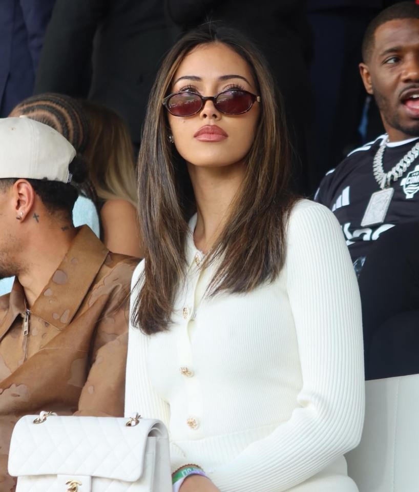 球場失意情場得意!阿里攜超模女友看球 后者大秀美腿&已交往3年