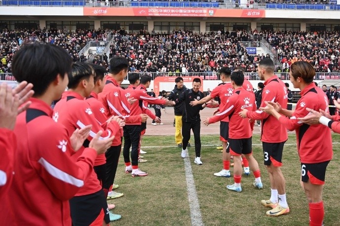 今日賽前,俱樂部為前球員馬曉磊及文爍舉行了退役儀式