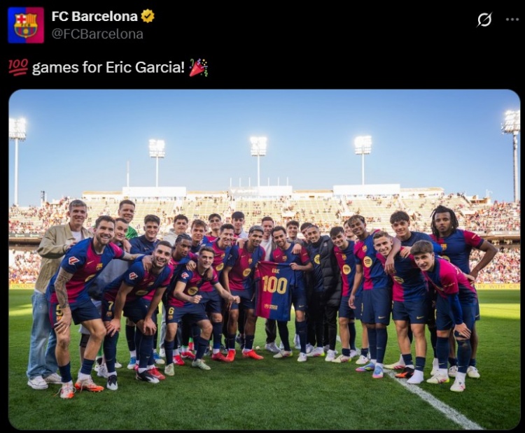 埃里克-加西亞迎巴薩百場里程碑，獲贈紀念球衣&與全隊合影留念