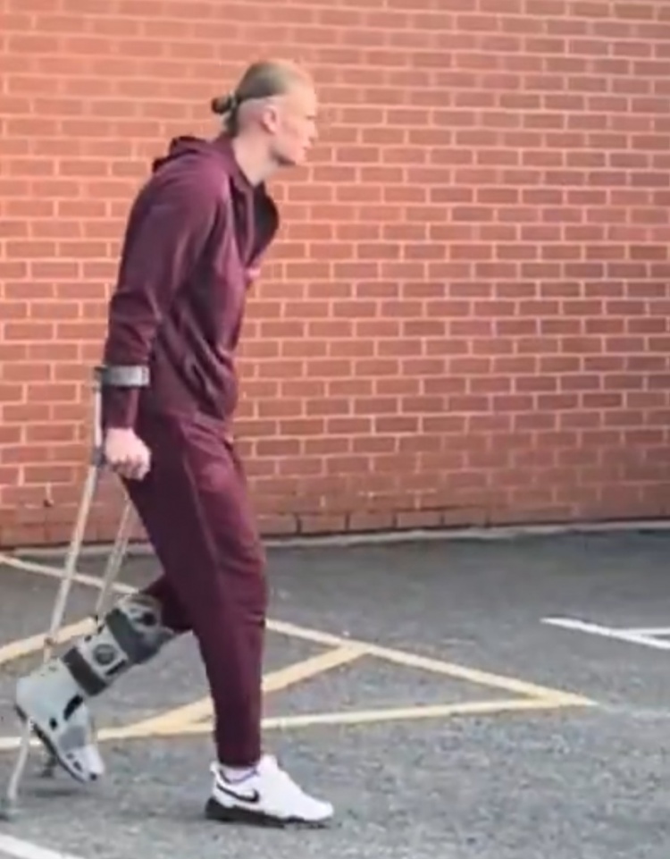 不容樂觀?球迷拍到哈蘭德拄拐+穿保護(hù)靴離開球場
