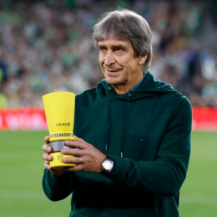 四戰全勝+擊敗皇馬！佩萊格里尼領取西甲3月最佳教練獎杯