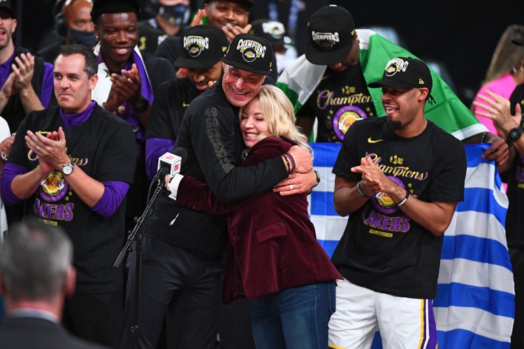 珍妮:后悔沒給20年湖人一次衛冕機會 莫里斯回來時我向他道歉了