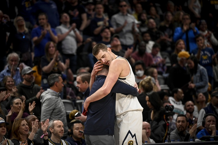 馬龍:聯(lián)盟中有很多優(yōu)秀的球員 但約基奇在我看來就是獨(dú)一檔