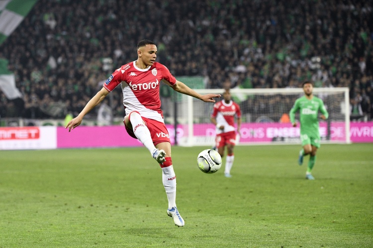 每體:巴薩有意摩納哥邊衛萬德森,他的特點被認為和阿爾維斯相似