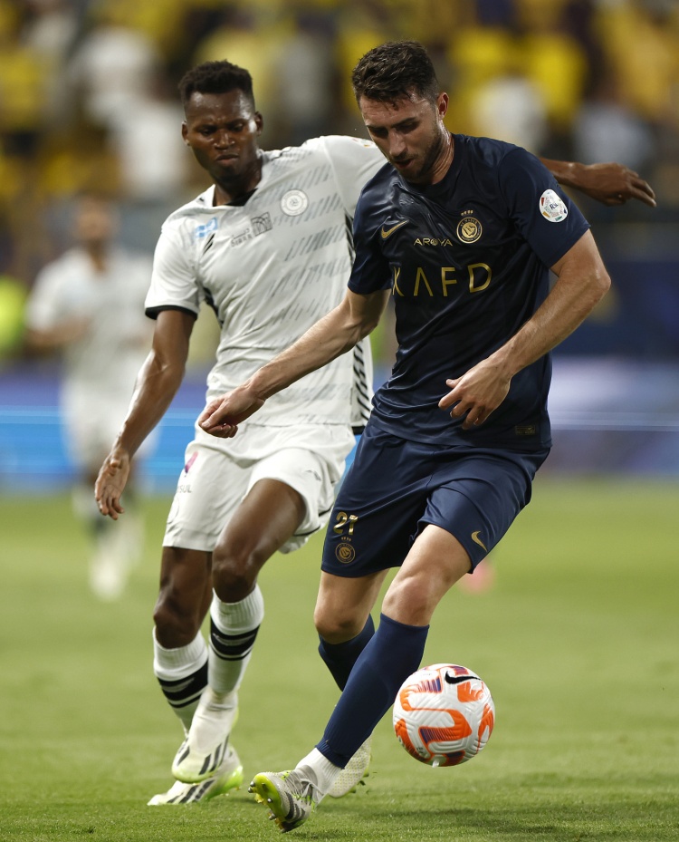 天空體育:馬賽有意利雅得勝利中衛拉波爾特,未來幾周會加速談判