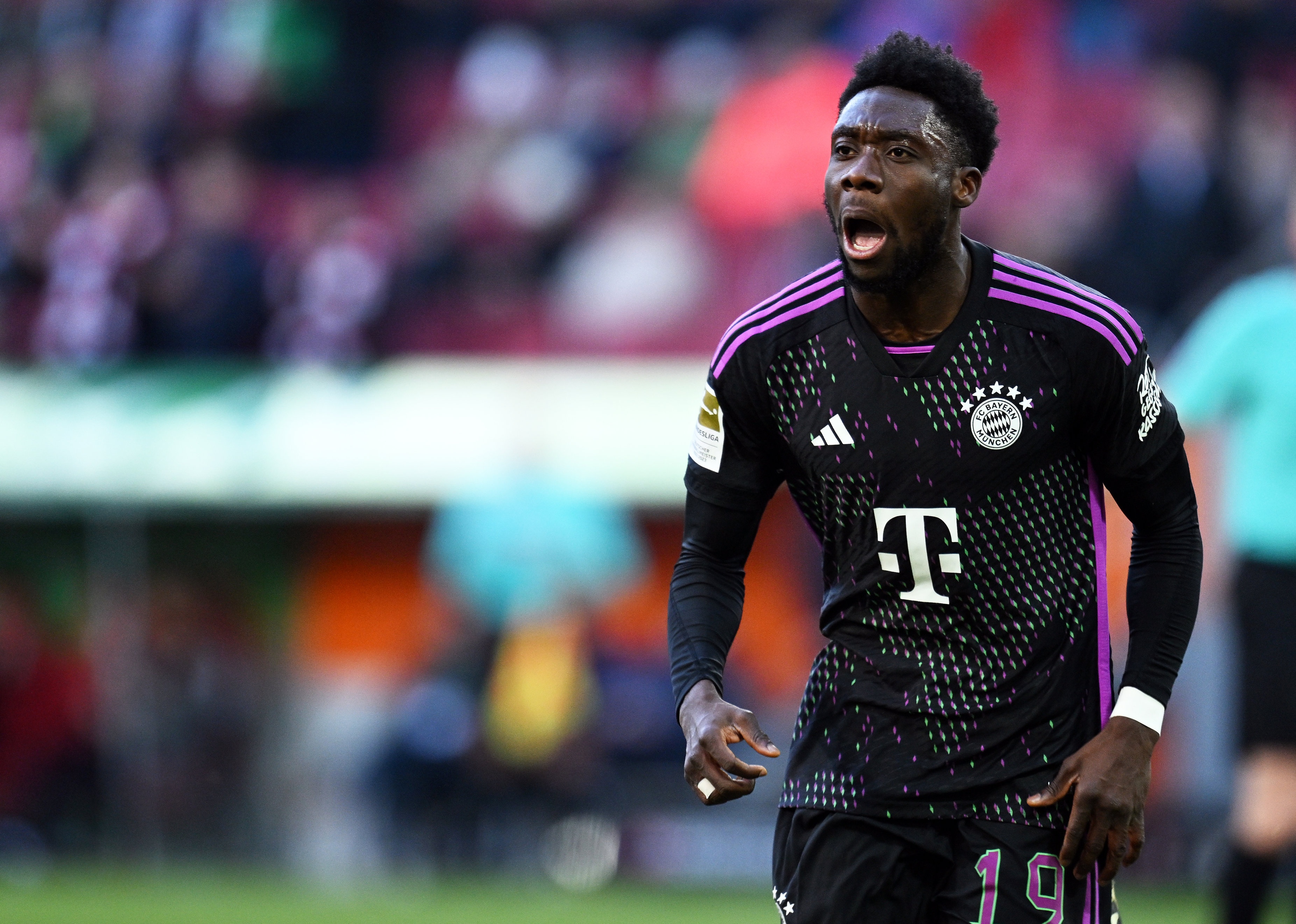 記者：拜仁預計阿方索-戴維斯缺陣七個月左右，將于十月恢復訓練