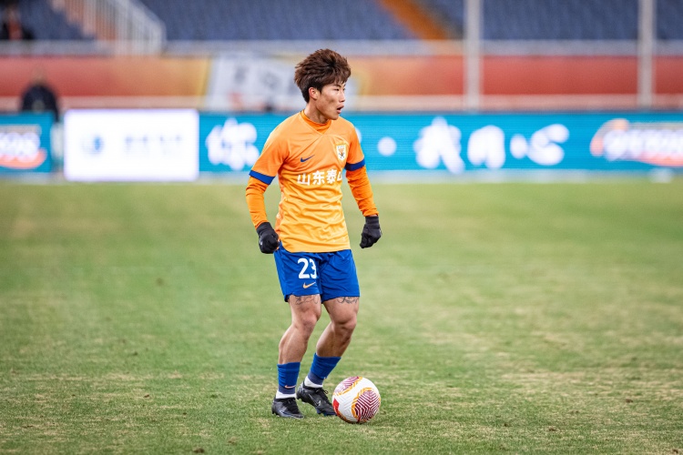 記者:泰山隊賽前,崔康熙和謝文能出席發布會