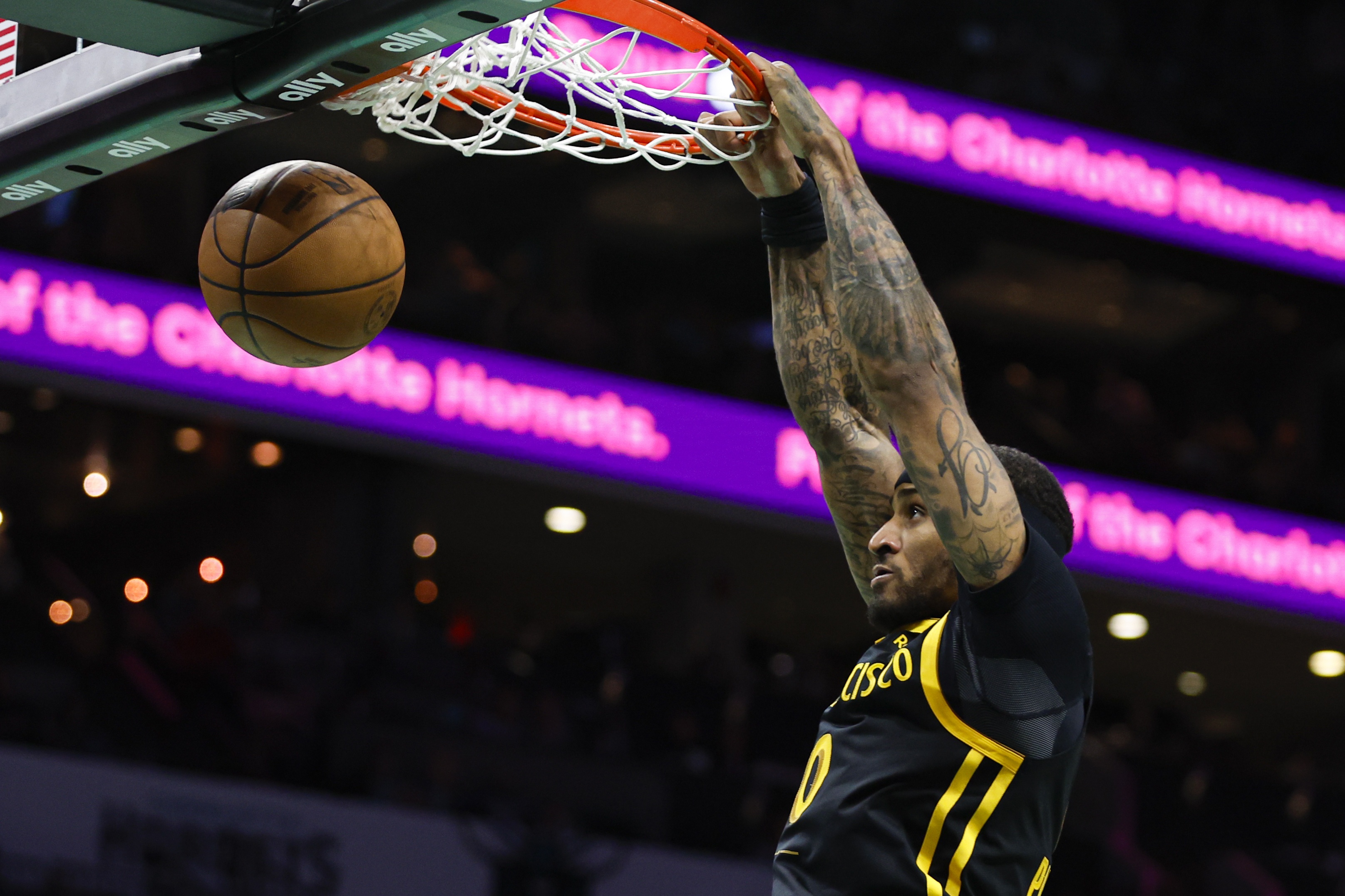 庫里轉身命中LOGO三分！小佩頓：這是球隊急需的續命良藥