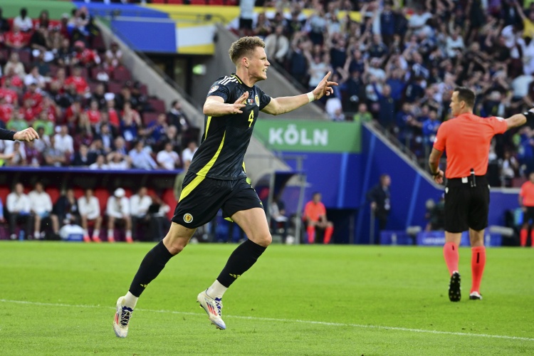 麥克托米奈:丹尼斯-勞為曼聯和蘇格蘭貢獻巨大 追隨他意義非凡