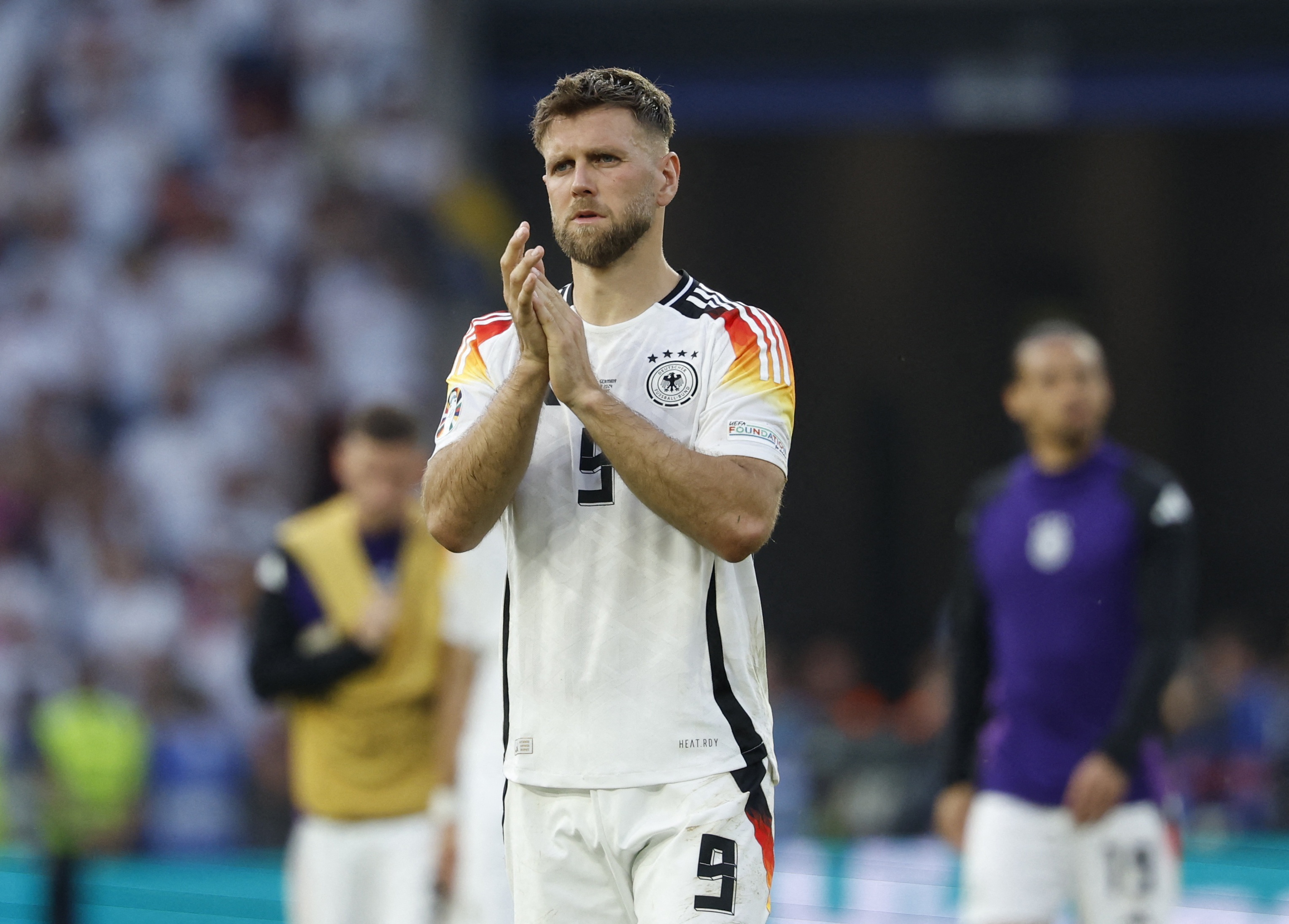 記者:受傷的菲爾克魯格飛回多特支持德國隊,并參加了球隊團建