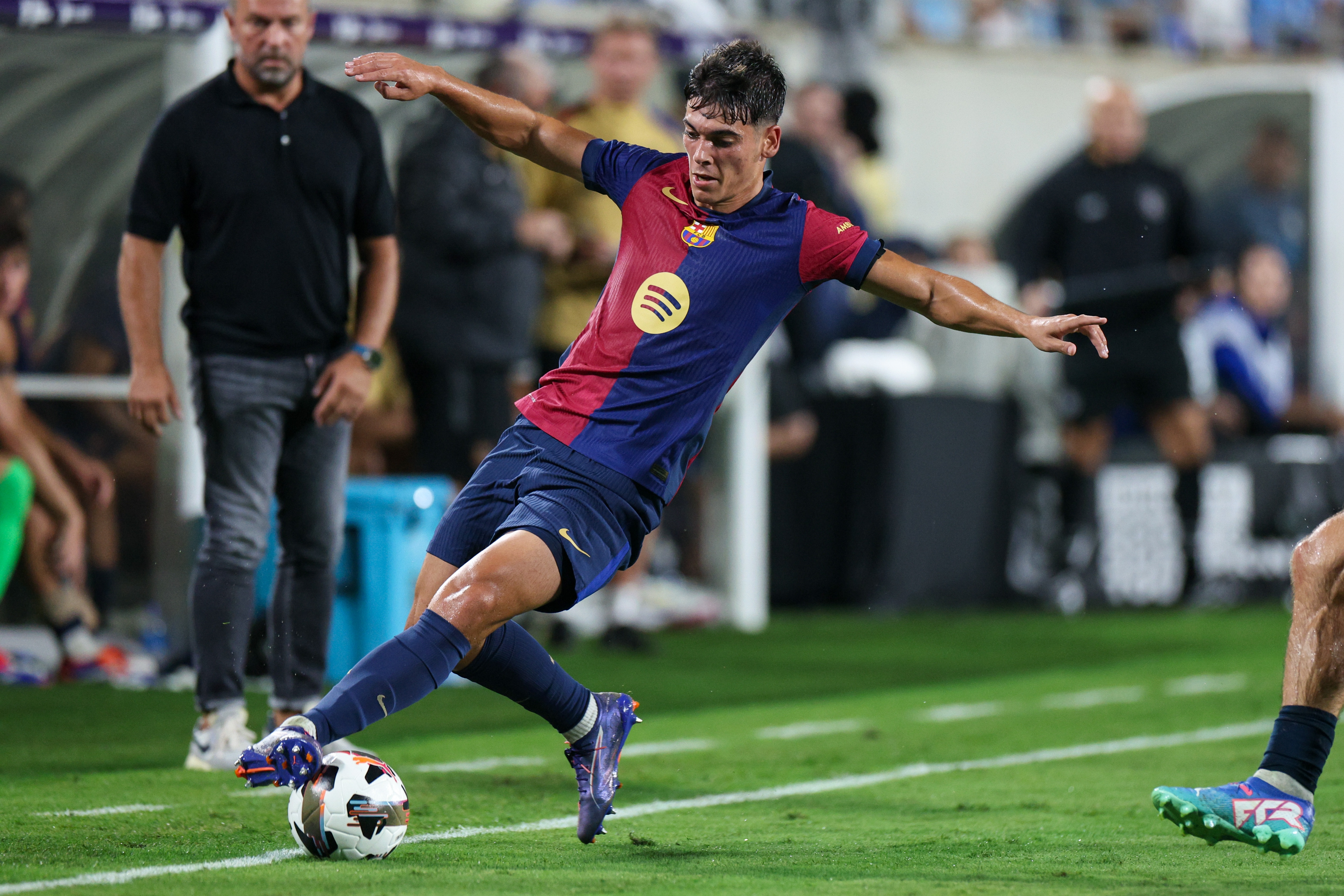 每體:巴薩可能今夏將瓦萊出售至科莫,轉(zhuǎn)會費約800萬歐