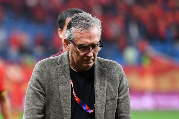 記者:挺怕聽伊萬說通過聯賽考察隊員,上任到現在考察一個賽季了