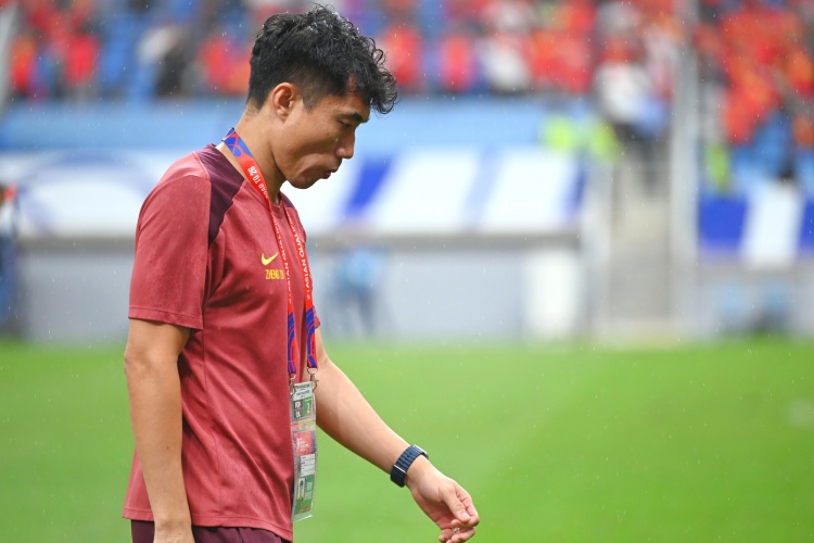 滬媒:單后腰讓國足防守承受更大壓力,若鄭智沒退役或能勝任