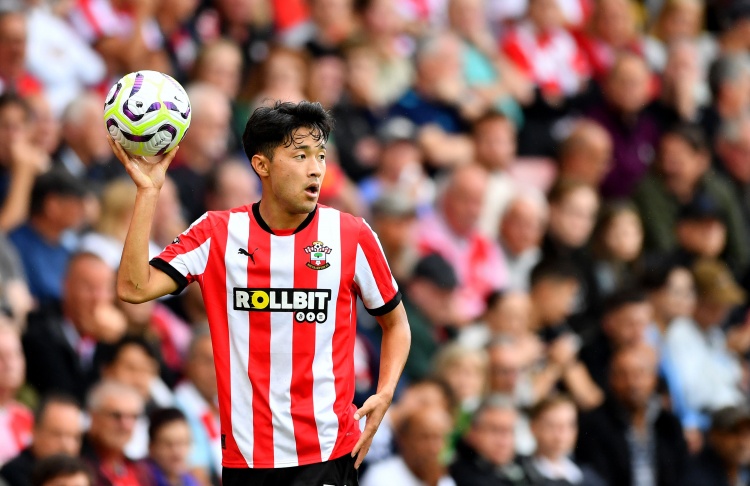 倒霉!本賽季兩回合對陣利物浦,南安普頓后衛菅原由勢均手球送點