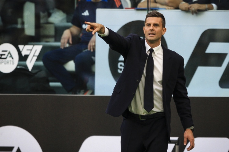 米體:莫塔正在葡萄牙休假,除非接到解雇電話否則周一會帶隊訓練